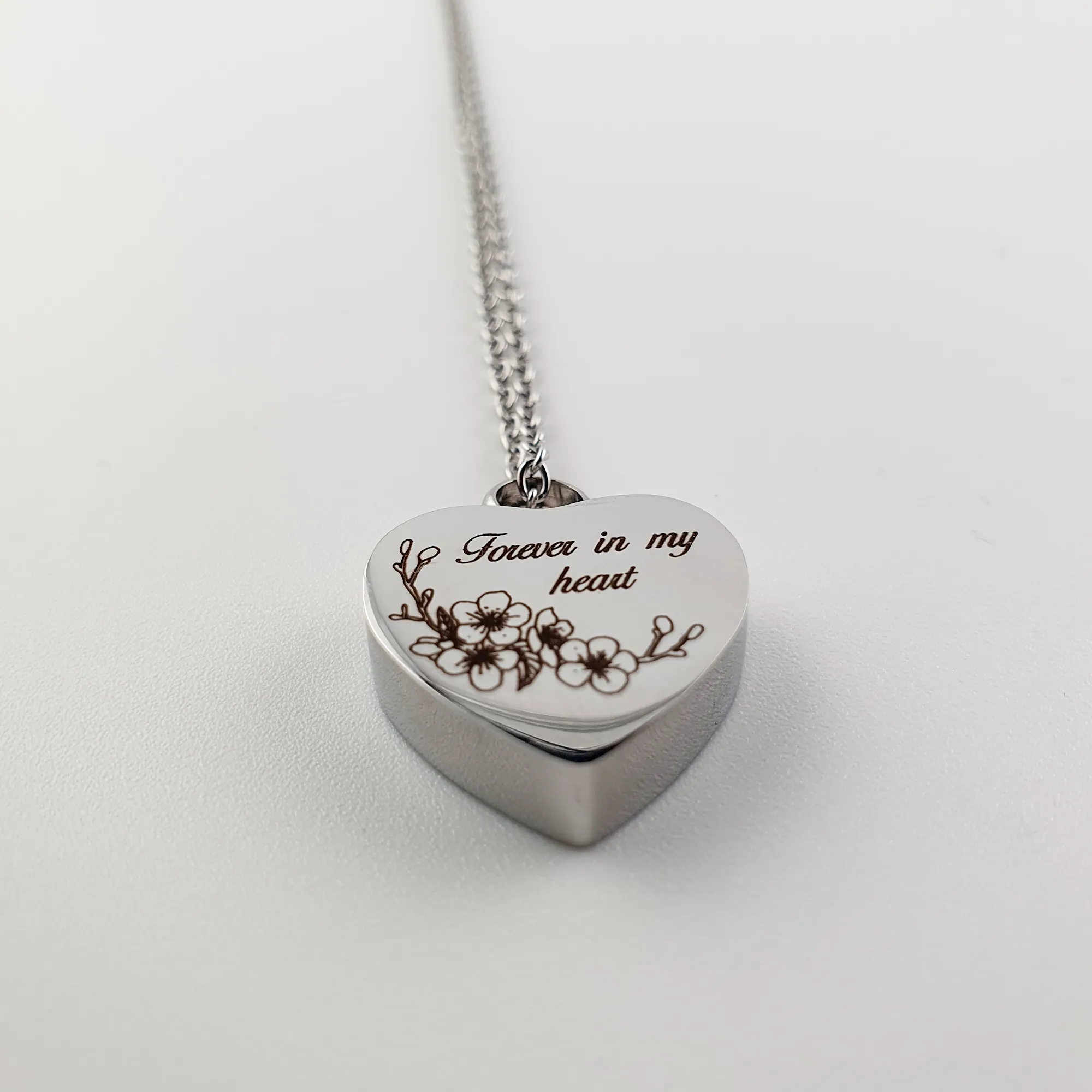 RVS Ashanger – Hart met Kersenbloesem Gravure en Tekst "Forever in my heart" - Gedenksieraad